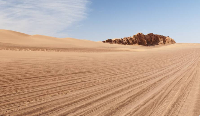 Sa mạc Lut ở Iran là một trong những nơi nóng nhất trên Trái Đất và cũng là nơi khắc nghiệt nhất. Vào năm 2005, nhiệt độ bề mặt đất đo được ở khu vực này là 70,7 độ C.