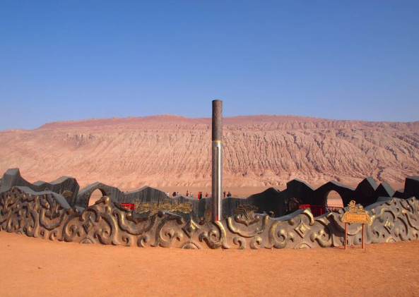 Núi Hỏa Diệm Sơn ở Trung Quốc nổi tiếng là nơi có nhiệt độ khắc nghiệt. Nhiệt độ bề mặt đất tại địa điểm này vào năm 2023 là 80 độ C. Được biết, một chiếc nhiệt kế đã được đặt tại dãy núi này hiển thị nhiệt độ bề mặt đất theo thời gian thực trong ngày.