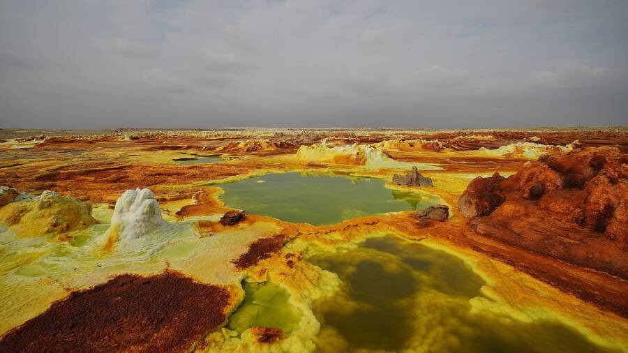 Dallol nằm trong sa mạc Danakil (Ethiopia) cũng là một trong những nơi nóng nhất hành tinh. Nhiệt độ trung bình của khu vực này là 34 độ C, và có thể lên cao nhất tới 48 độ C và 54 độ C.