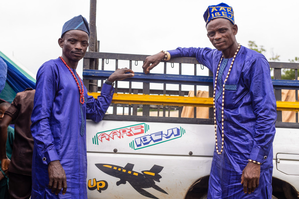Taiwo Ojewale, trợ lý nghiên cứu chuyên về văn hóa Yoruba tại Đại học Ibadan, cho biết việc tôn vinh cặp song sinh "bắt nguồn từ tín ngưỡng tôn giáo truyền thống".