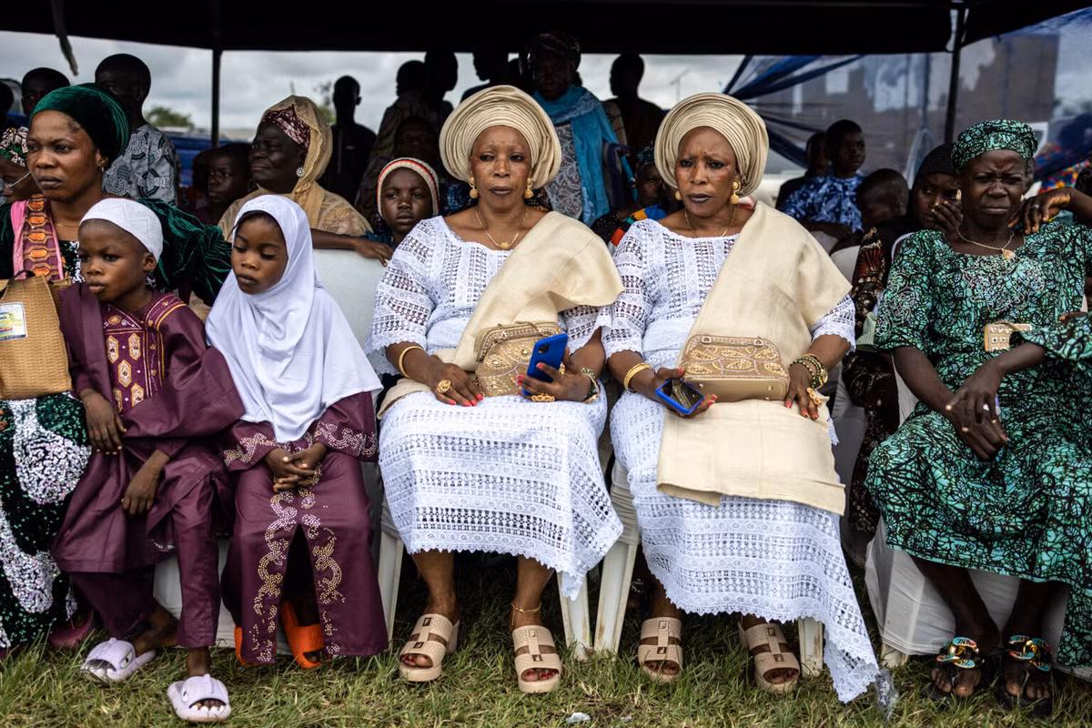 Ông giải thích rằng trẻ sinh đôi được coi là món quà từ vị thần tối cao Olodumare, và lịch sử truyền miệng của người Igbo-Ora mô tả chúng như một phần thưởng sau một loạt thảm họa xảy ra với cộng đồng.
