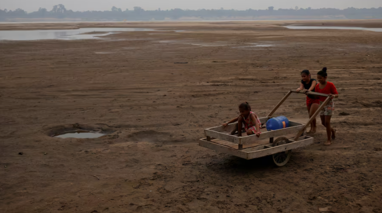 Reuters đưa tin ngày 3/10, khoảng 70% đất nước Brazil, bao gồm thủ đô Brasilia, đã trải qua hơn 140 ngày liên tiếp không có mưa. Mực nước ở các nhánh sông lớn của Amazon giảm xuống mức thấp kỷ lục. Đây là đợt hạn hán nghiêm trọng và lan rộng nhất mà Brazil từng trải qua kể từ năm 1950. (Nguồn ảnh: Reuters)