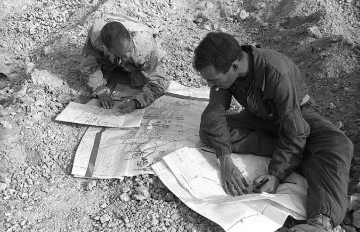 Binh lính xem xét kế hoạch xâm nhập vào các vị trí phòng thủ của Iraq ở Kuwait ngày 20/2/1991.