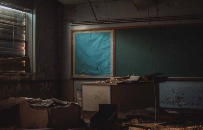 Bên trong một lớp học đổ nát ở trường Columbus.