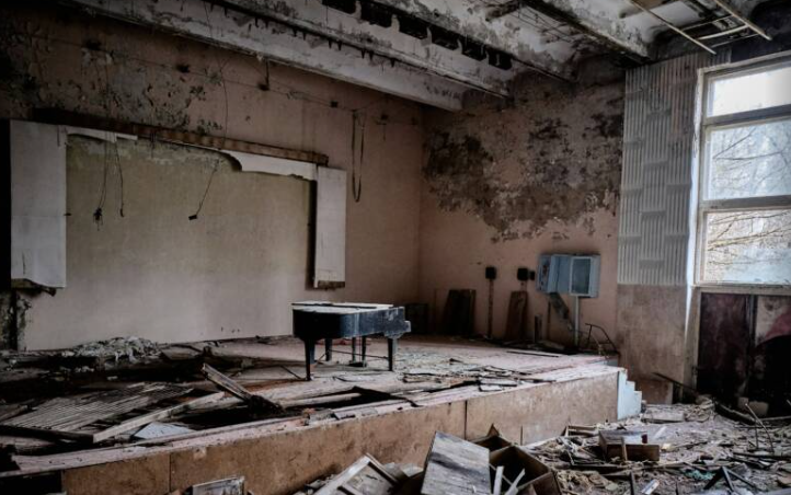 Bên trong phòng học âm nhạc ở Pripyat.