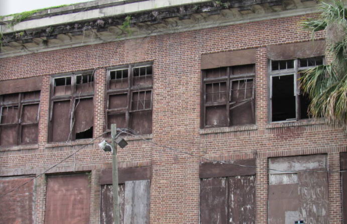 Những ô cửa sổ bị hư hại của trường Annie Lytle.