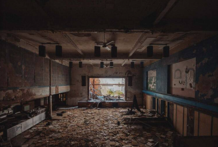 Cảnh đổ nát trong phòng học ở trường Columbus.