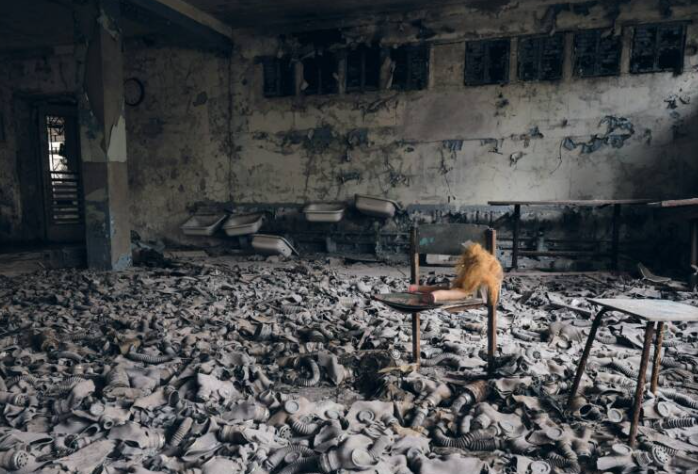 Mặt nạ phòng độc la liệt trên sàn tại trường trung học cơ sở số 3 ở Pripyat, Ukraine.