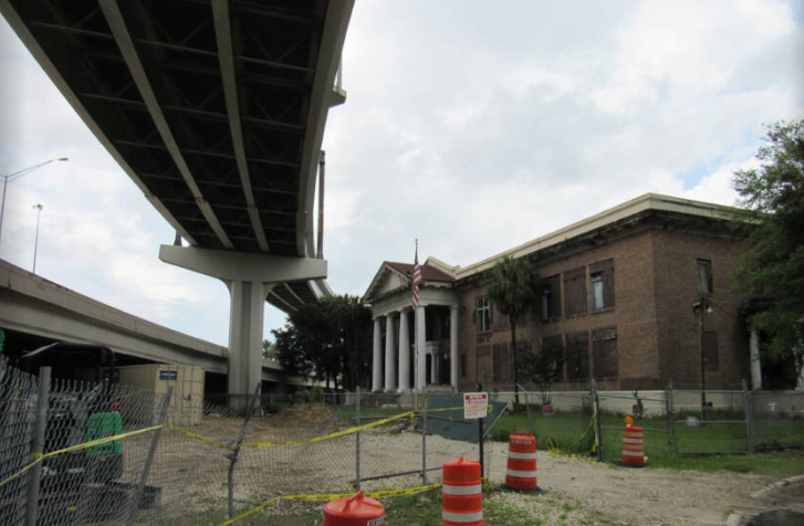 Trường tiểu học Annie Lytle ở Jacksonville, Florida, đã bị đóng cửa do việc xây dựng đường cao tốc gần đó.