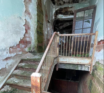 Bức tường bong tróc trong ngôi trường bỏ hoang ở Ohio.