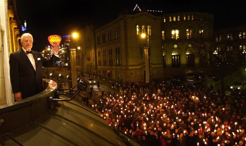Người đoạt giải Nobel Hòa bình Jimmy Carter đứng chào từ ban công của Grand Hotel ở trung tâm thành phố Oslo, Na Uy, ngày 10/12/2002.