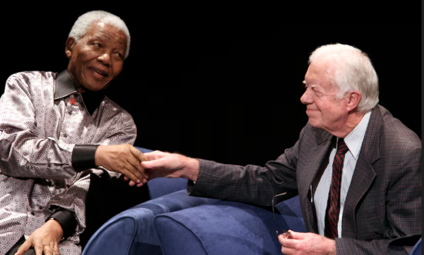Cựu Tổng thống Nam Phi Nelson Mandela bắt tay cựu Tổng thống Jimmy Carter trong ngày sinh nhật lần thứ 89 của ông Nelson tại Johannesburg ngày 18/7/2007.