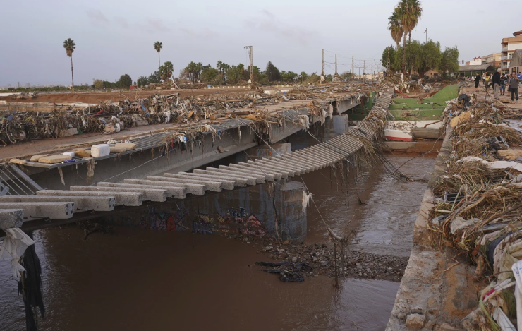 Đường ray tàu bị ảnh hưởng bởi lũ lụt ở Paiporta, gần Valencia.