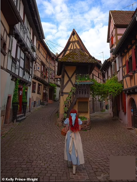 Vùng đất Eguisheim ở Pháp. "Eguisheim đặc biệt có một đài phun nước ở trung tâm thị trấn, nơi đây rất thân thiện và đáng yêu", cô cho biết.