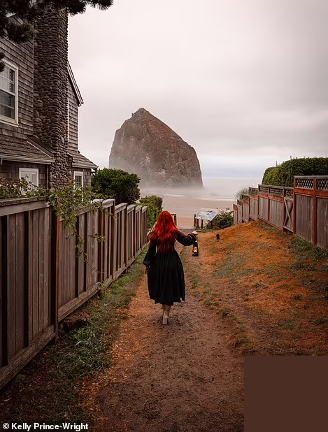 Cannon Beach ở Oregon (Mỹ) mang tính biểu tượng với cảnh bình minh và hoàng hôn huyền bí. "Oregon có lẽ không phải là suy nghĩ đầu tiên của bạn khi nói đến các địa điểm trong truyện cổ tích. Nhưng phong cảnh ở đây thật sự tuyệt đẹp!", Kelly nói.