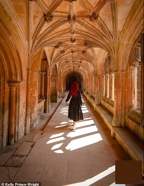 Ảnh chụp tại Tu viện Lacock, Wiltshire (Anh). "Địa điểm này được sử dụng cho một số cảnh quay trong phim Harry Potter", Kelly cho biết.