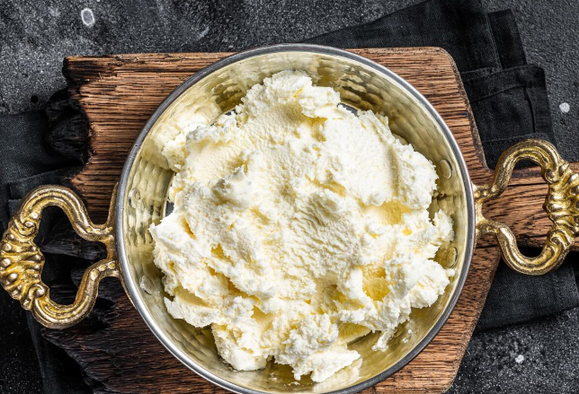 Ở Mông Cổ, kem là món ăn vặt đường phố phổ biến vào mùa đông. Trong những tháng lạnh giá, những người bán hàng rong không cần tủ đông, vì nhiệt độ ở đây xuống tới -30 độ C. Ảnh: CM.