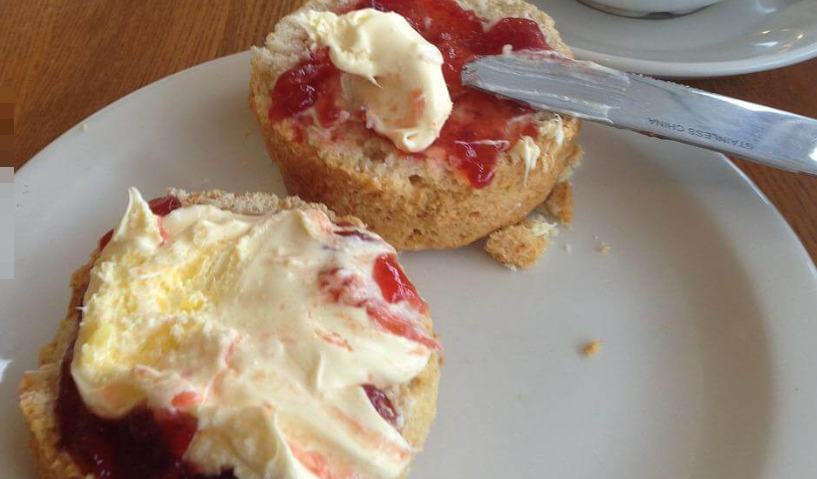 Người Mông Cổ thích mọi thứ liên quan đến sữa. Bữa sáng chủ yếu gồm phô mai mềm, trà sữa, kem đông. Đồ ăn nhẹ và đồ giải khát trong ngày bao gồm nhiều loại sữa đông khô, sữa ngựa lên men và sữa chua tự nhiên. Người Mông Cổ có lẽ là những người tiêu thụ nhiều sản phẩm từ sữa nhất ở châu Á. Ảnh: CM.