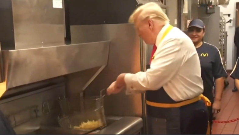 Ông Trump chiên khoai tây tại cửa hàng McDonald’s khi đi tranh cử Ong Trump chien khoai tay tai cua hang McDonald’s khi di tranh cu