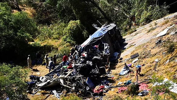 Hiện trường vụ xe chở ngô đâm xe buýt, 19 người thiệt mạng Hien truong vu xe cho ngo dam xe buyt, 19 nguoi thiet mang