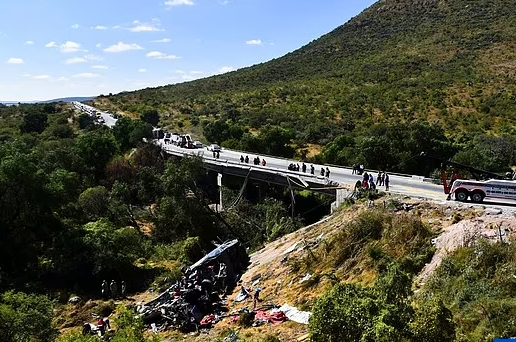 Hiện trường vụ xe chở ngô đâm xe buýt, 19 người thiệt mạng - Hình 2 Hien truong vu xe cho ngo dam xe buyt, 19 nguoi thiet mang-Hinh-2