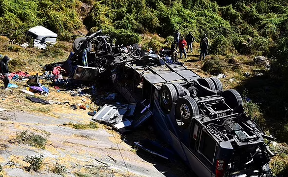 Hiện trường vụ xe chở ngô đâm xe buýt, 19 người thiệt mạng - Hình 3 Hien truong vu xe cho ngo dam xe buyt, 19 nguoi thiet mang-Hinh-3