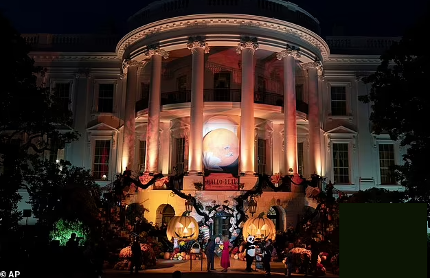 Lễ hội Halloween ấn tượng của vợ chồng ông Biden ở Nhà Trắng - Hình 5 Le hoi Halloween an tuong cua vo chong ong Biden o Nha Trang-Hinh-5