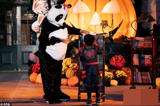 Lễ hội Halloween ấn tượng của vợ chồng ông Biden ở Nhà Trắng - Hình 2 Le hoi Halloween an tuong cua vo chong ong Biden o Nha Trang-Hinh-2