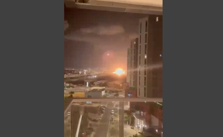 Một tên lửa phát nổ sau khi Iran bắn một loạt tên lửa đạn đạo vào Israel, tại Herzliya, Tel Aviv, Israel, ngày 1/10.