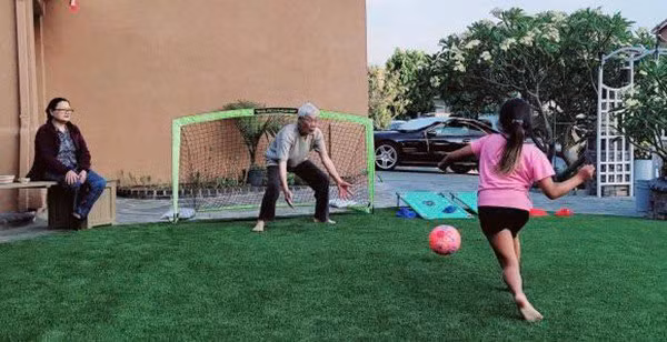 Các con nữ ca sĩ có không gian rộng để vui chơi.