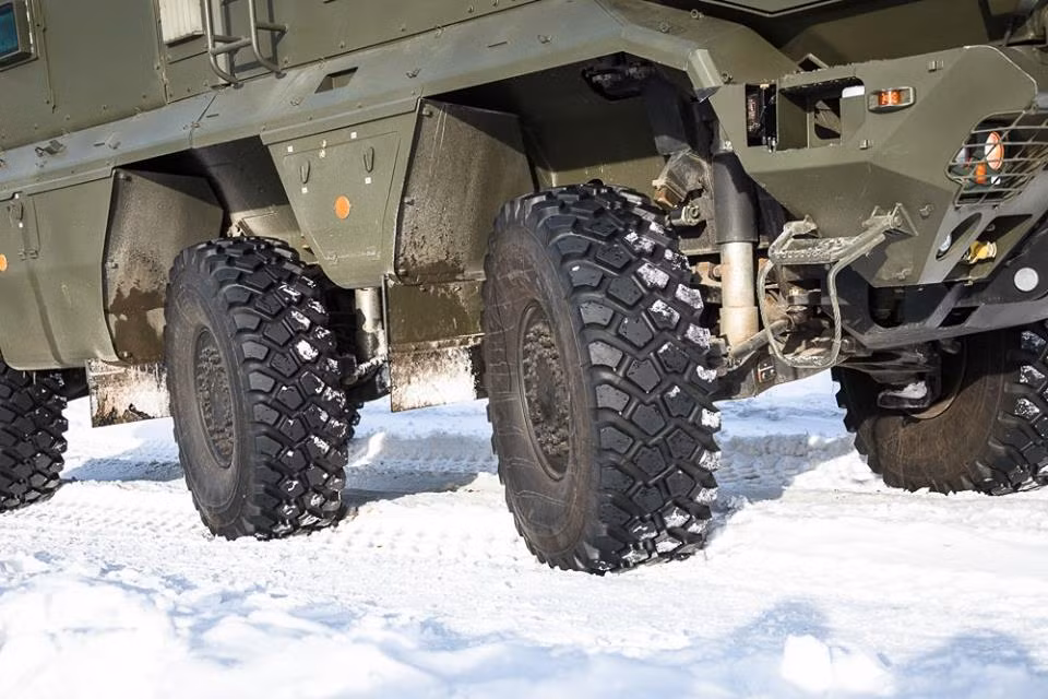 Typhoon-K trang bị động cơ diesel tuabin tăng áp 450 mã lực cùng hộp số tự động, hệ thống treo thủy khí cho khả năng cơ động tốt trên nhiều dạng địa hình. Nguồn ảnh: Sputnik