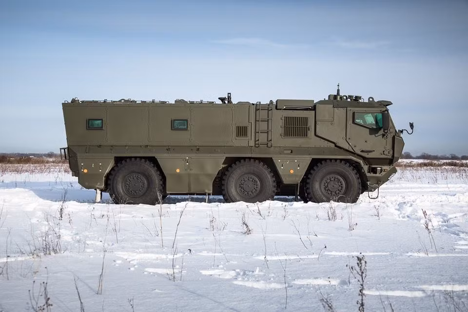 Có một điều cực kỳ đặc biệt là xe thiết giáp Typhoon-K được thiết kế dựa trên khung gầm xe tải bánh lốp của KamAZ – hãng nổi tiếng thế giới về các loại xe tải hạng trung/hạng nặng bền bỉ, tin cậy cao. Phiên bản 2 cầu 6x6 bánh có chiều dài 8,99m, rộng 2,55m, cao 3,1-3,3m, trọng lượng hành quân 24 tấn. Nguồn ảnh: Sputnik