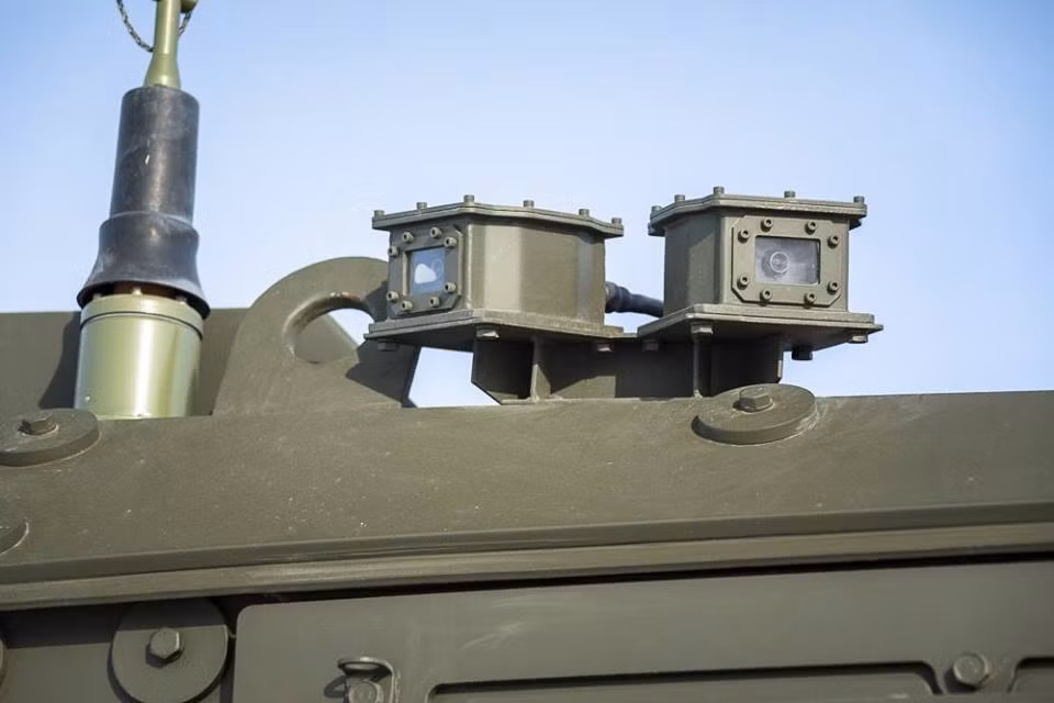 Trên xe thiết giáp kháng mìn bố trí đến 5 camera để theo dõi bên ngoài. Nguồn ảnh: Sputnik