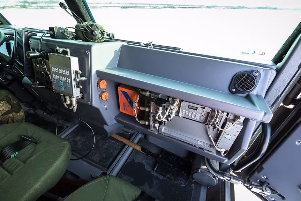 Vị trí ghế phụ được lắp hệ thống chỉ huy và liên lạc chiến đấu GALS-D1M để trưởng xe kiểm soát hoạt động của động cơ, tốc độ, định vị. Nguồn ảnh: Sputnik