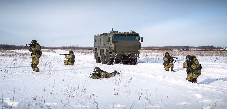Typhoon-K hay có tên đầy đủ là KamAZ-63968 Typhoon-K là dòng xe thiết giáp kháng mìn (MRAP) do hãng KamAZ thiết kế năm 2010 dành riêng cho Quân đội Nga. 12 xe ra mắt lần đầu trong cuộc duyệt binh ngày 9/5/2014. Nguồn ảnh: Sputnik