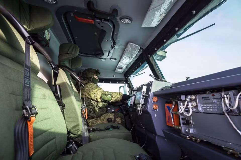 Cạnh lái xe có hai chỗ ngồi nữa cho trưởng xe và một binh sĩ rất thoải mái. Kính chắn gió cho tầm nhìn quan sát rất tốt và đương nhiên là chống được đạn. Nguồn ảnh: Sputnik