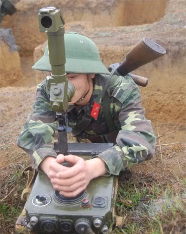 Các đạn tên lửa chống tăng đều có chung cải tiến là thay thế thuốc phóng động cơ hành trình để tăng cường cự ly, tốc độ bay của đạn. Vận tốc trung bình của tên lửa cải tiến tăng 12,5% và thời gian bay rút ngắn xuống khoảng 3 giây tại tầm bắn tối đa. Việc thay thế đầu đạn bảo đảm hiệu suất chiến đấu cao hơn. Nguồn ảnh: QĐND