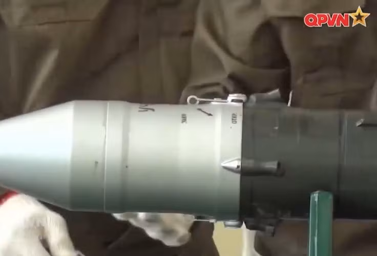 Đứng trước yêu cầu cấp thiết phải hiện đại hóa các tên lửa chống tăng, theo đồng chí Đại tá Nguyễn Thanh Bình, Trưởng phòng Kỹ thuật tên lửa-khí tài đặc chủng (Cục Kỹ thuật binh chủng, Tổng cục Kỹ thuật) trả lời phỏng vấn báo QĐND Online cho biết một thông tin vui: “các tổ hợp tên lửa chống tăng bao gồm đạn và khí tài (bệ phóng, đài điều khiển) nằm trong quy hoạch sử dụng đến năm 2020 và những năm tiếp theo, đang được Quân đội ta tiến hành cải tiến, nâng cấp tính năng kỹ thuật, chiến thuật”. Nguồn ảnh: Kênh QPVN