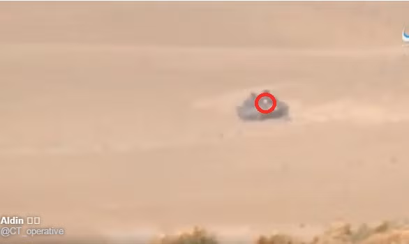 Trong ảnh, đấu đỏ chính là quả đạn tên lửa chống tăng được cho là loại 9K111 Fagot (Liên Xô sản xuất) đang áp sát mặt tháp pháo và thân xe tăng T-62M. Nguồn ảnh: SyriaL