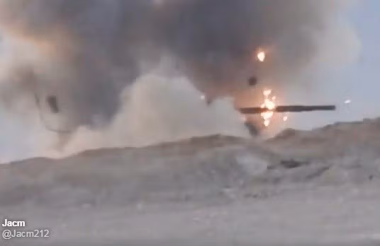 Vì trước đó, từng xảy ra một vụ tấn công xe tăng T-62M ở Tyas bằng tên lửa TOW mạnh hơn Fagot rất nhiều. Thế nhưng, sau vụ tấn công chiếc T-62M vẫn nguyên vẹn, và 3/4 thành viên kíp lái thoát ra ngoài an toàn. Nguồn ảnh: SyriaL