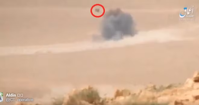 Khoảnh khắc chiếc T-62M trúng đạn, có thể thấy một tấm giáp lớn bị bắn tung lên trời. Mạng SyriaL không rõ về số phận kíp lái sau khi trúng đạn. Có thể họ sẽ may mắn còn sống. Nguồn ảnh: SyriaL