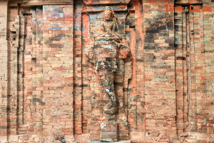 Trải qua mưa nắng của thời gian, đến thời Pháp thuộc tháp đã bị hư hại nặng nề. Trường Viễn Đông Bác Cổ đã tổ chức tu sửa, dùng gạch xây lại nhiều phần và đắp một số tượng lên thân tháp. Trong thời kỳ chiến tranh, nhiều hiện vật bị mất cắp.