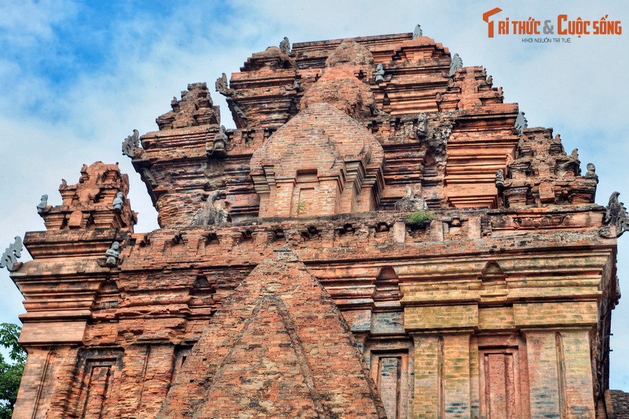 Tháp Bà xây 4 tầng, mỗi tầng đều có cửa, tượng thần và hình thú bằng đá, ở 4 góc có 4 tháp nhỏ.