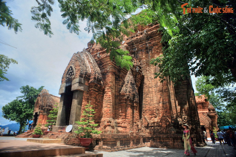 Tháp thờ chính ở dãy trước có quy mô lớn nhất, cao khoảng 23 mét, là tháp Po Nagar, hay gọi là tháp Bà. Nguyên thủy chính là tháp thờ thần Parvati, vợ của thần Shiva.