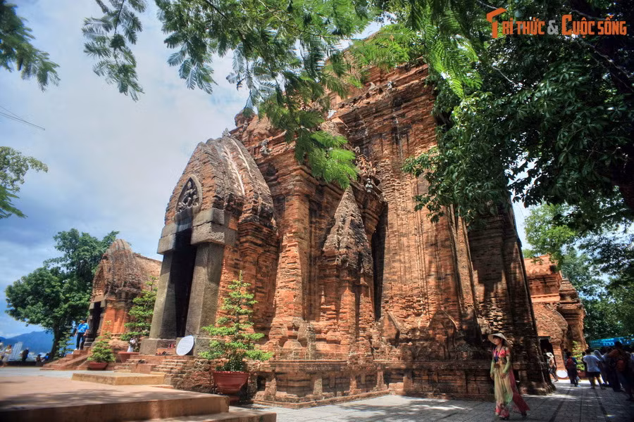 Tháp thờ chính ở dãy trước có quy mô lớn nhất, cao khoảng 23 mét, là tháp Po Nagar, hay gọi là tháp Bà. Nguyên thủy chính là tháp thờ thần Parvati, vợ của thần Shiva.