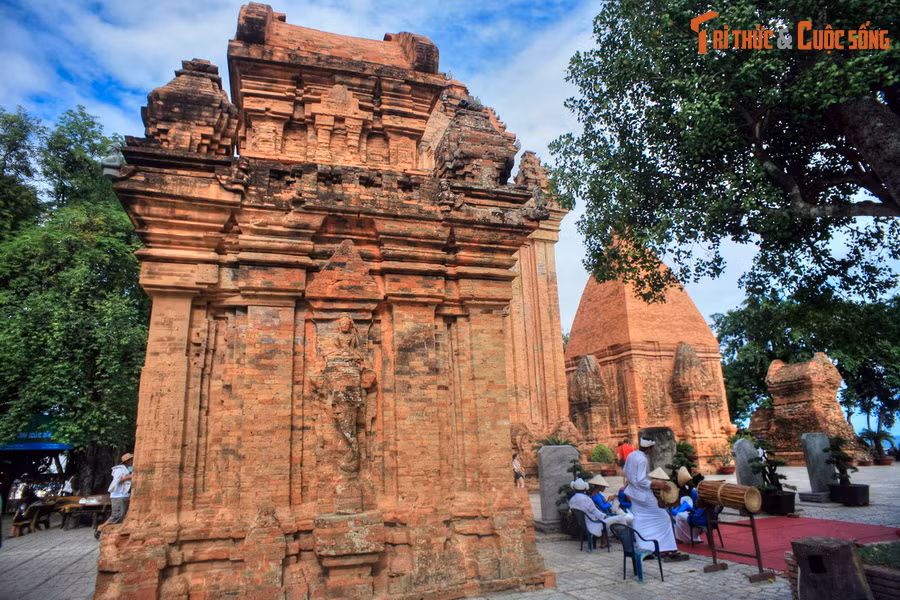 Ở dãy tháp phía sau có một ngôi tháp, tương đối ít hư hại, với mái dài hình yên ngựa. Kiểu mái này chỉ thấy bắt đầu ở những tháp vùng Đồ Bàn – Vijaya (Bình Định ngày nay) sau khi kinh đô được dời xuống từ Mỹ Sơn, Trà Kiệu ở thế kỷ 11.