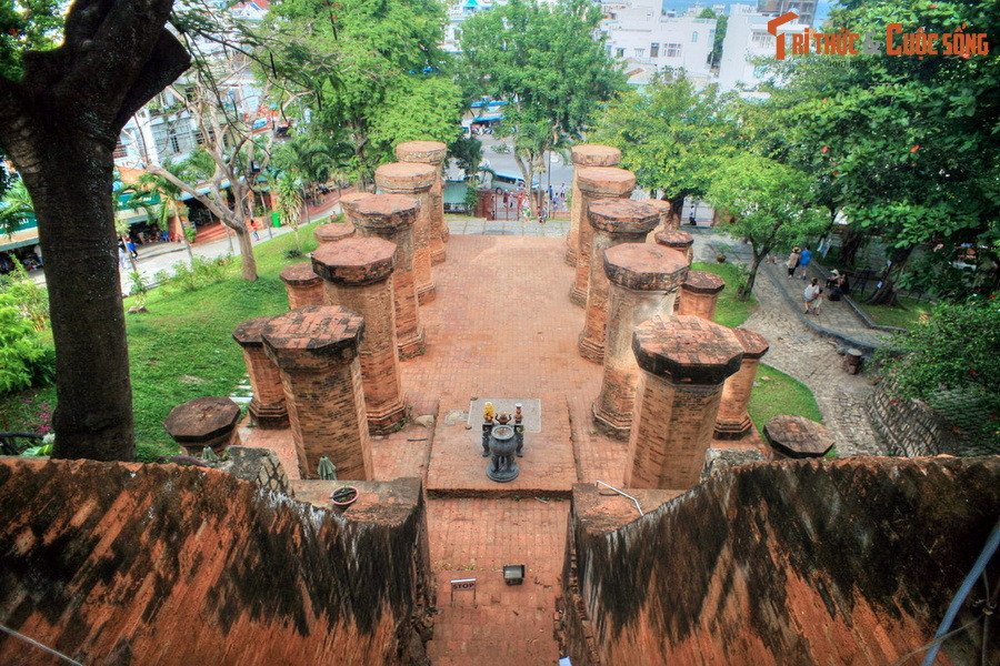 Dựa vào cấu trúc này người ta cho rằng đây vốn là một tòa nhà lớn có mái ngói, là nơi để khách hành hương nghỉ giải lao và sắm sửa lễ vật trước khi lên các điện bên trên. Từ tầng giữa có một dãy bậc thang bằng gạch dốc hơn dẫn lên tầng trên cùng (nay đã hư hại và không còn sử dụng được).