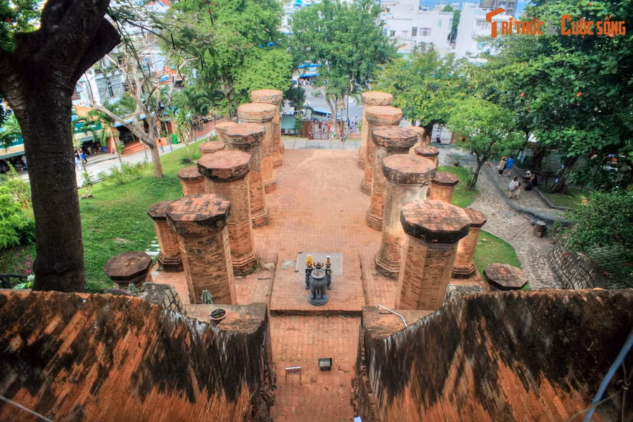 Dựa vào cấu trúc này người ta cho rằng đây vốn là một tòa nhà lớn có mái ngói, là nơi để khách hành hương nghỉ giải lao và sắm sửa lễ vật trước khi lên các điện bên trên. Từ tầng giữa có một dãy bậc thang bằng gạch dốc hơn dẫn lên tầng trên cùng (nay đã hư hại và không còn sử dụng được).