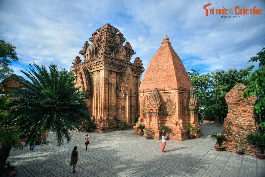 Tầng trên cùng là nơi các tòa tháp được xây dựng với hai dãy tháp được bao quanh bởi bốn bức tường đá mà nay chỉ còn lưu lại tường phía Tây và Nam. Dãy tháp phía trước có 3 ngôi, và dãy phía sau vốn có dấu vết của 3 ngôi tháp khác, thế nhưng nay chỉ còn 1.