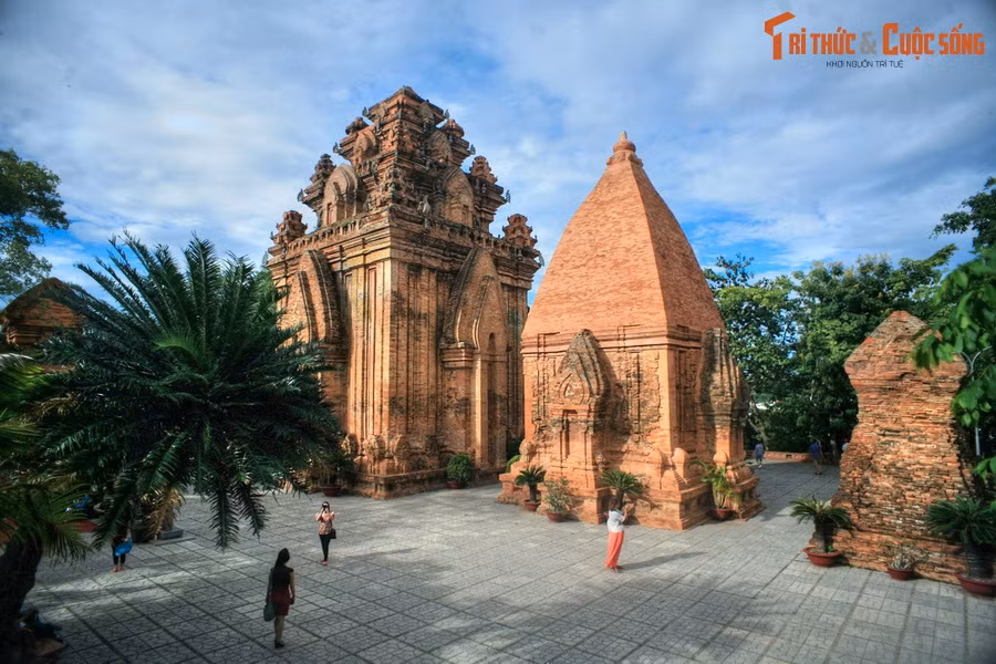 Tầng trên cùng là nơi các tòa tháp được xây dựng với hai dãy tháp được bao quanh bởi bốn bức tường đá mà nay chỉ còn lưu lại tường phía Tây và Nam. Dãy tháp phía trước có 3 ngôi, và dãy phía sau vốn có dấu vết của 3 ngôi tháp khác, thế nhưng nay chỉ còn 1.